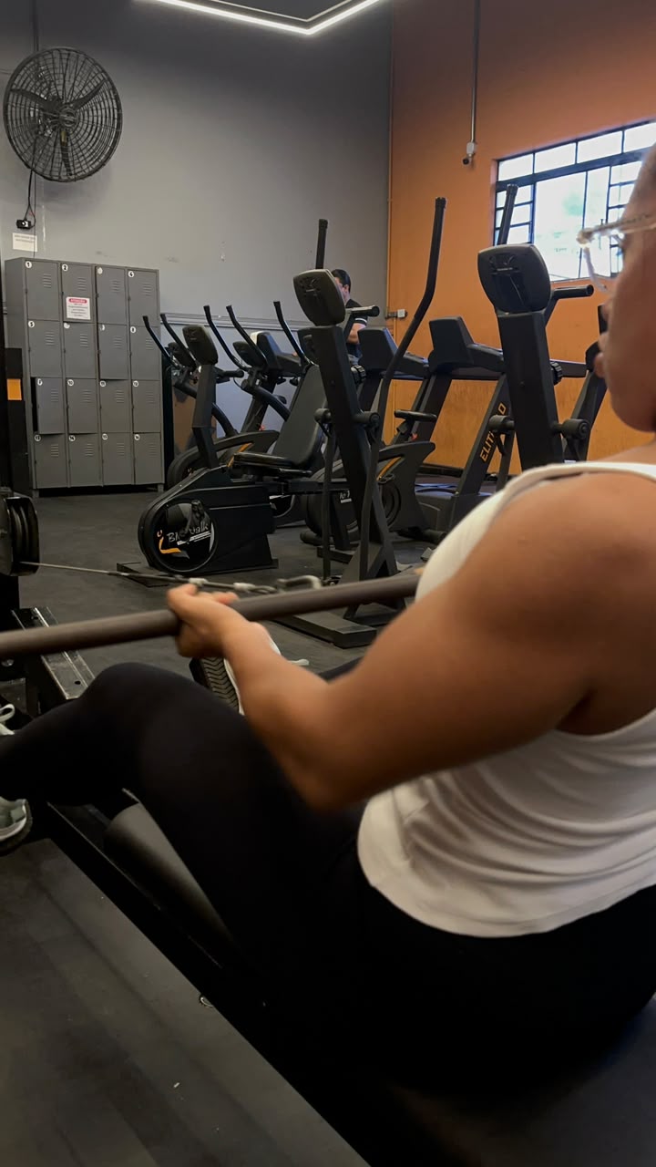 Thais Garcez iniciando sua rotina de exercícios na academia